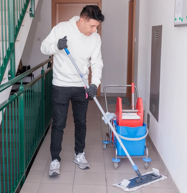 Mitarbeiter der Schiefer GmbH bei der Hausbetreuung eines Wohngebäudes