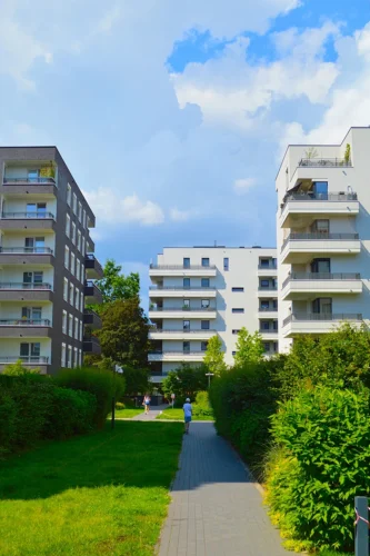 Gepflegte Wohnanlage mit Grünflächen als Beispiel für Hausbetreuung durch die Schiefer GmbH
