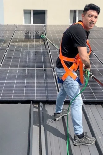 Mitarbeiter der Schiefer GmbH bei der Reinigung einer Photovoltaikanlage