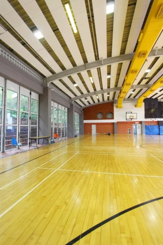 Gereinigte Sporthalle als Beispiel für professionelle Gebäudereinigung durch die Schiefer GmbH