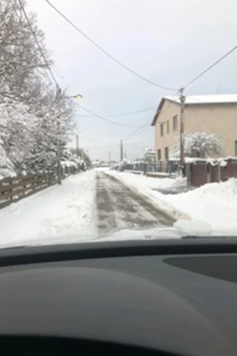 Geräumte Wohnstraße nach Schneefall